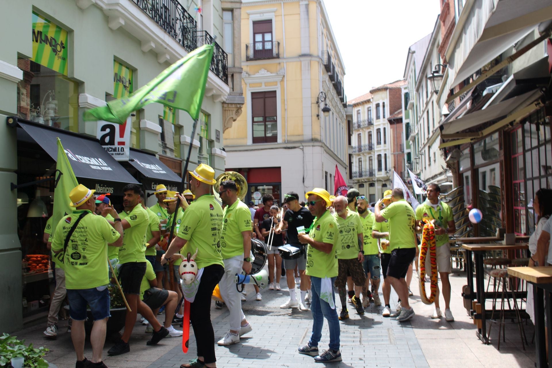 Las imágenes del desfile de peñas en León