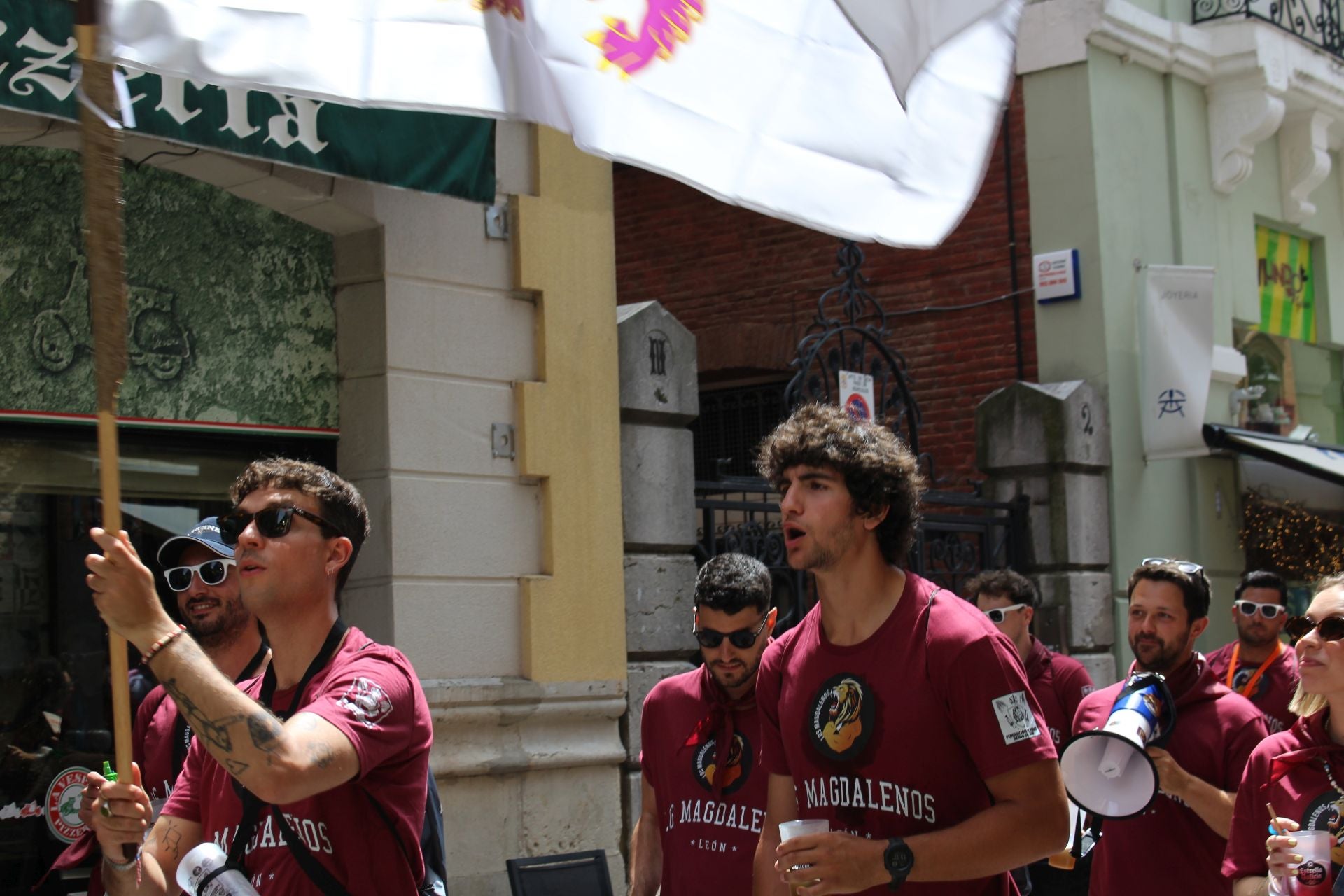 Las imágenes del desfile de peñas en León