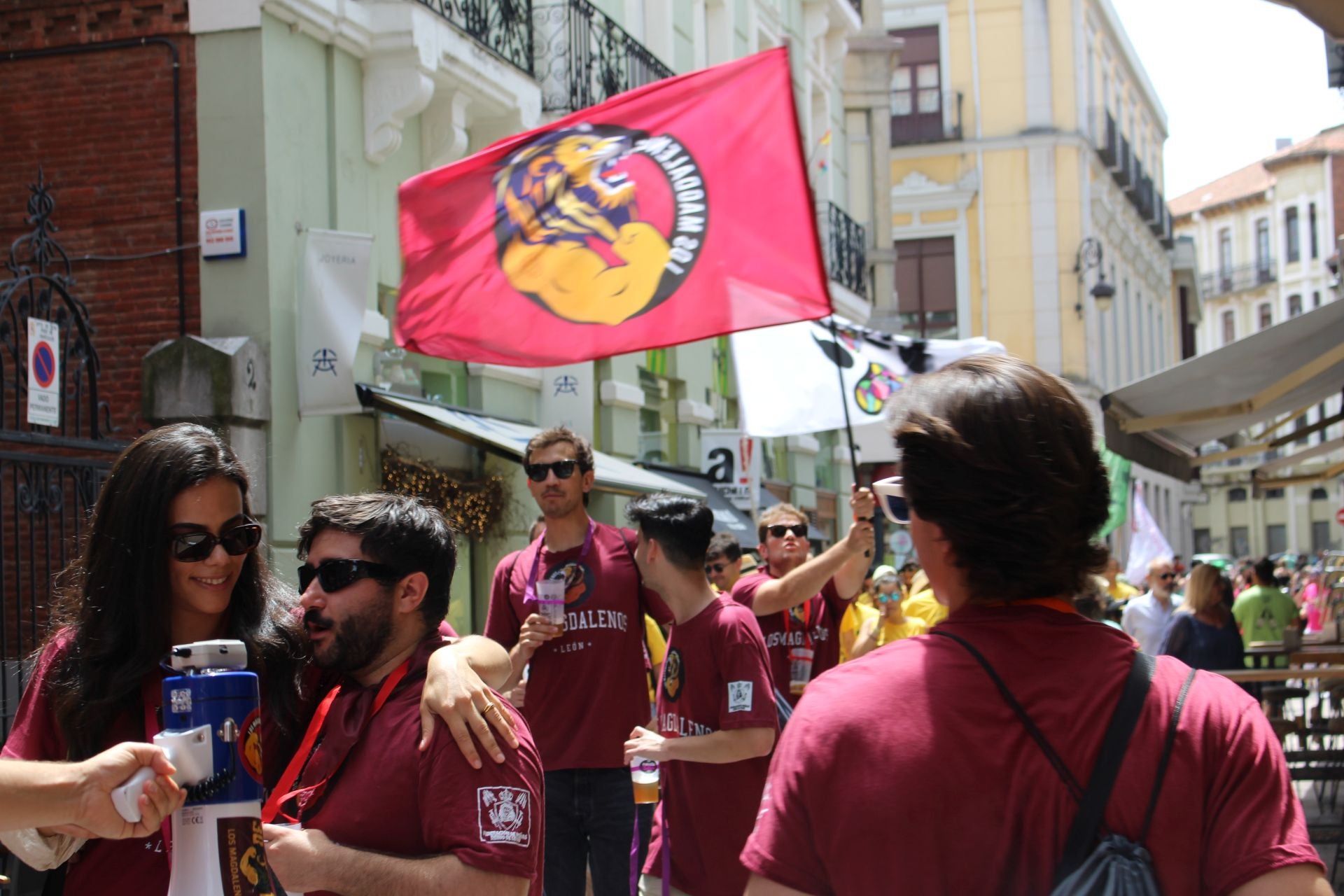 Las imágenes del desfile de peñas en León