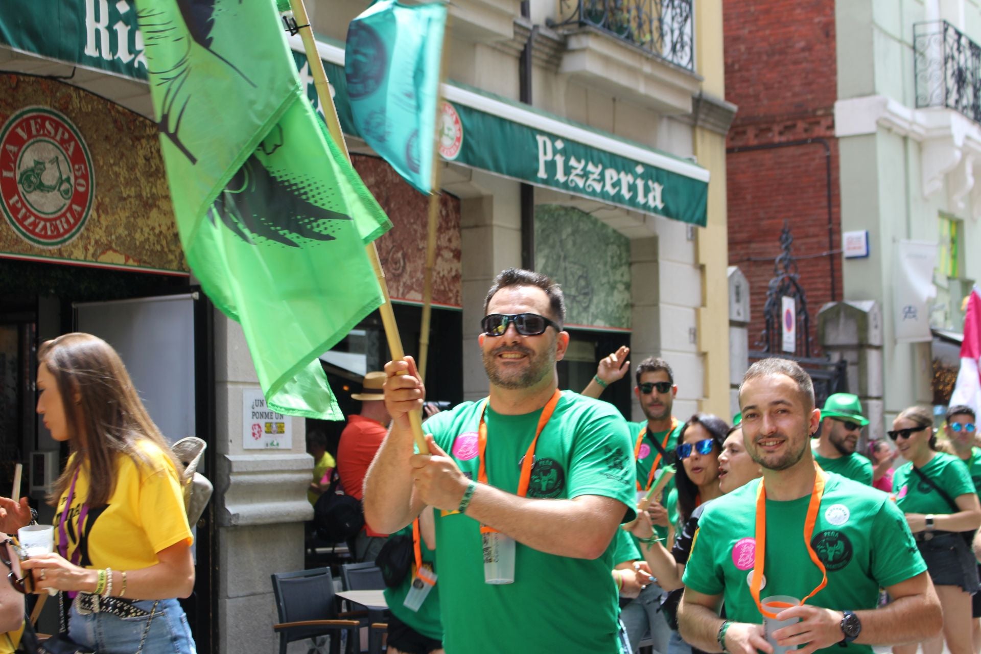 Las imágenes del desfile de peñas en León