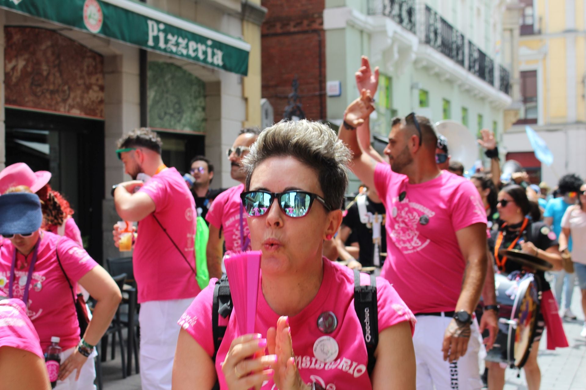 Las imágenes del desfile de peñas en León
