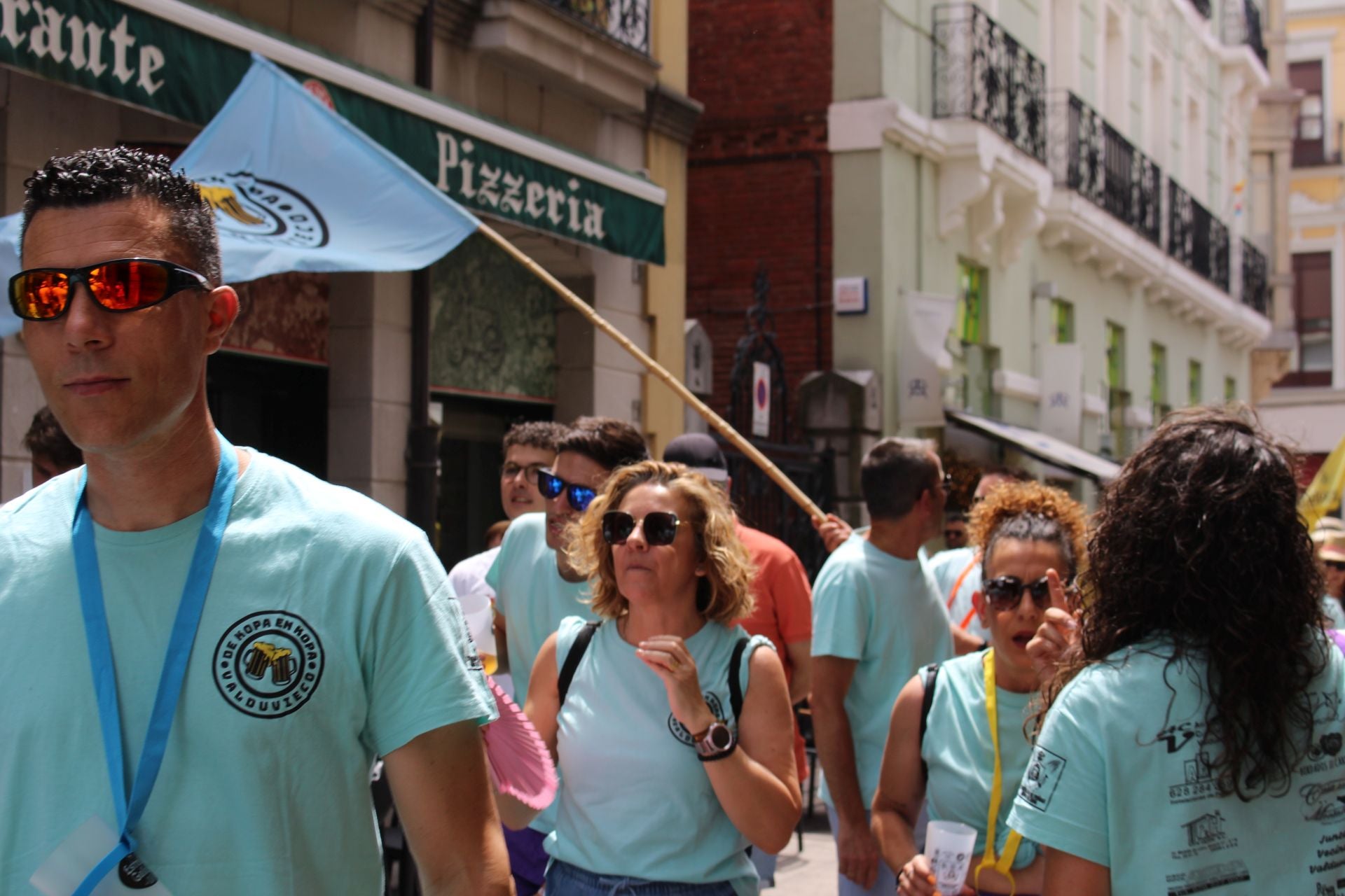 Las imágenes del desfile de peñas en León