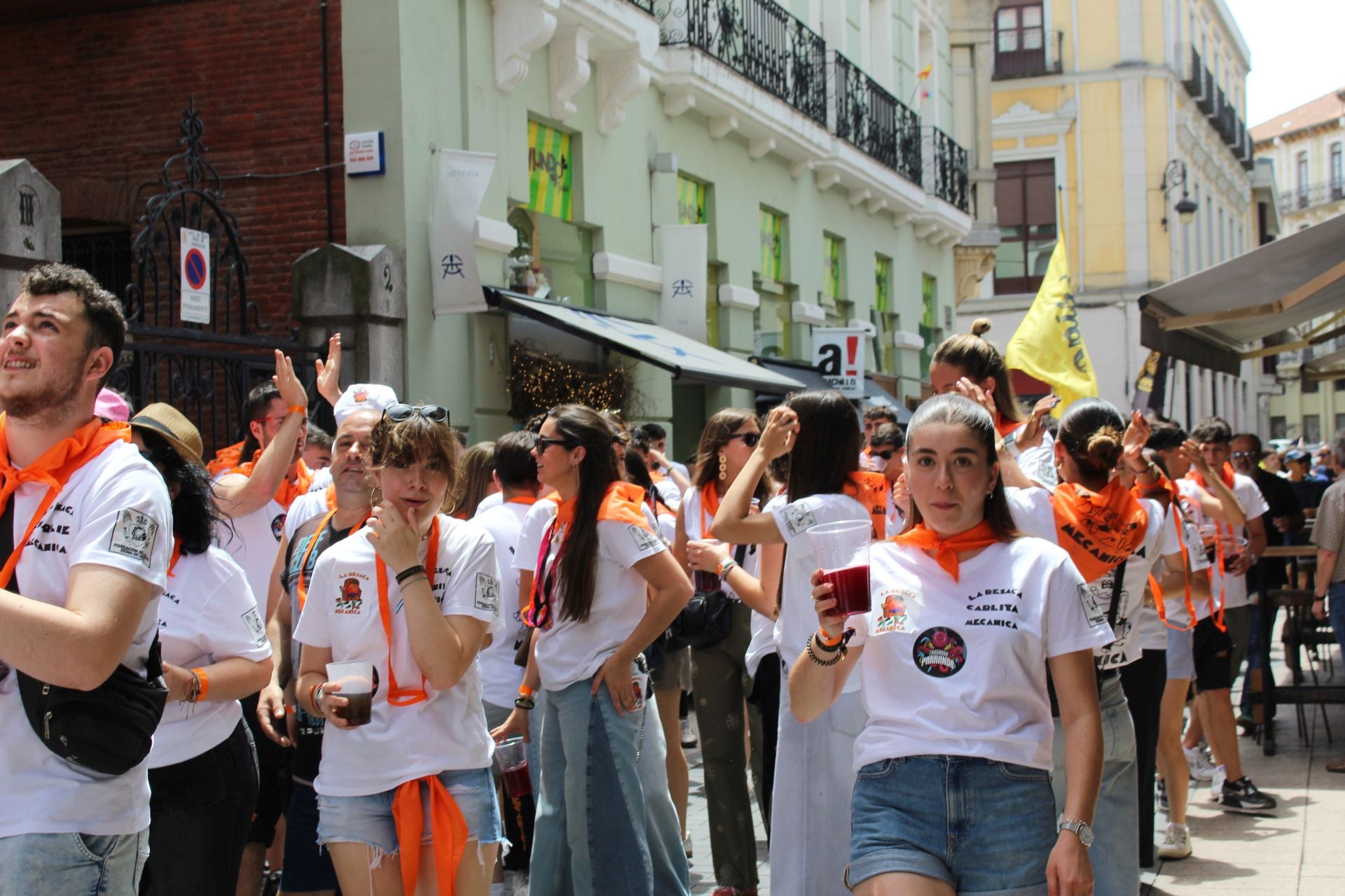 Las imágenes del desfile de peñas en León