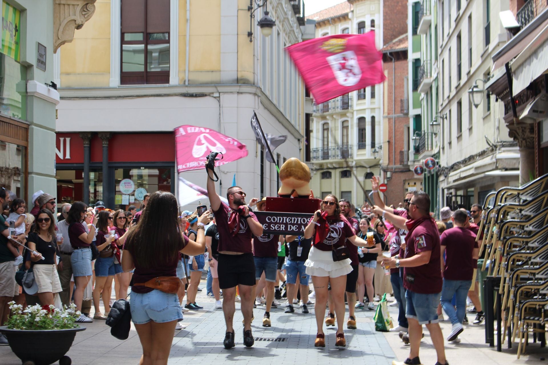 Las imágenes del desfile de peñas en León