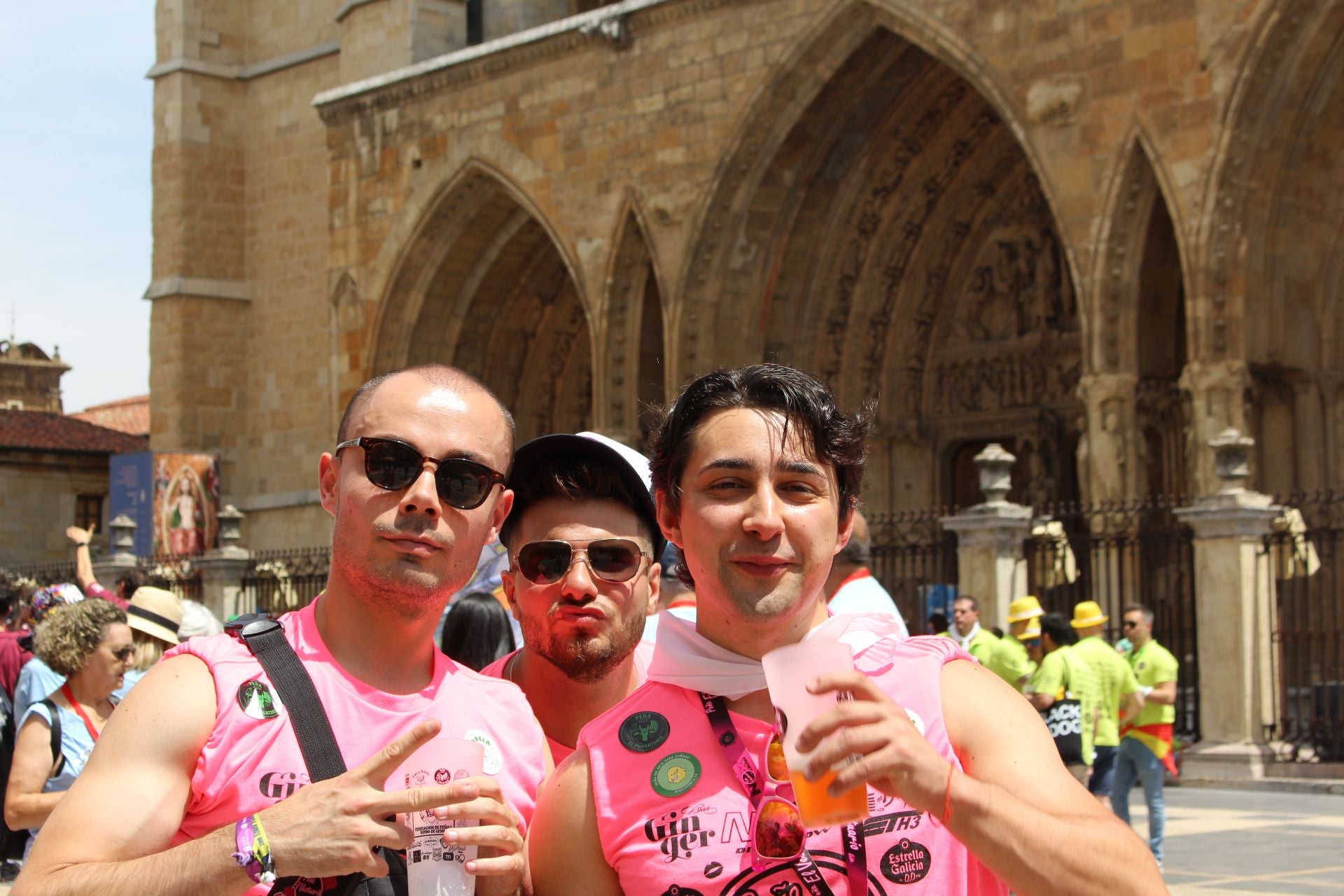 Las imágenes del desfile de peñas en León