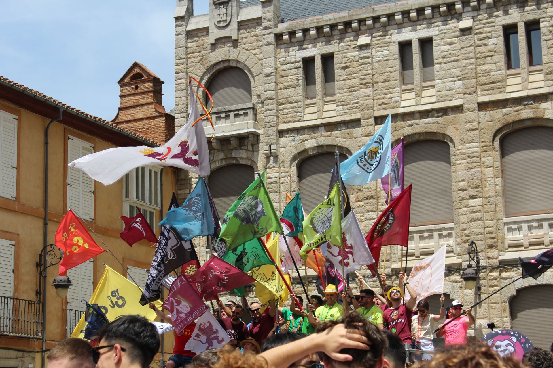 Las imágenes del desfile de peñas en León