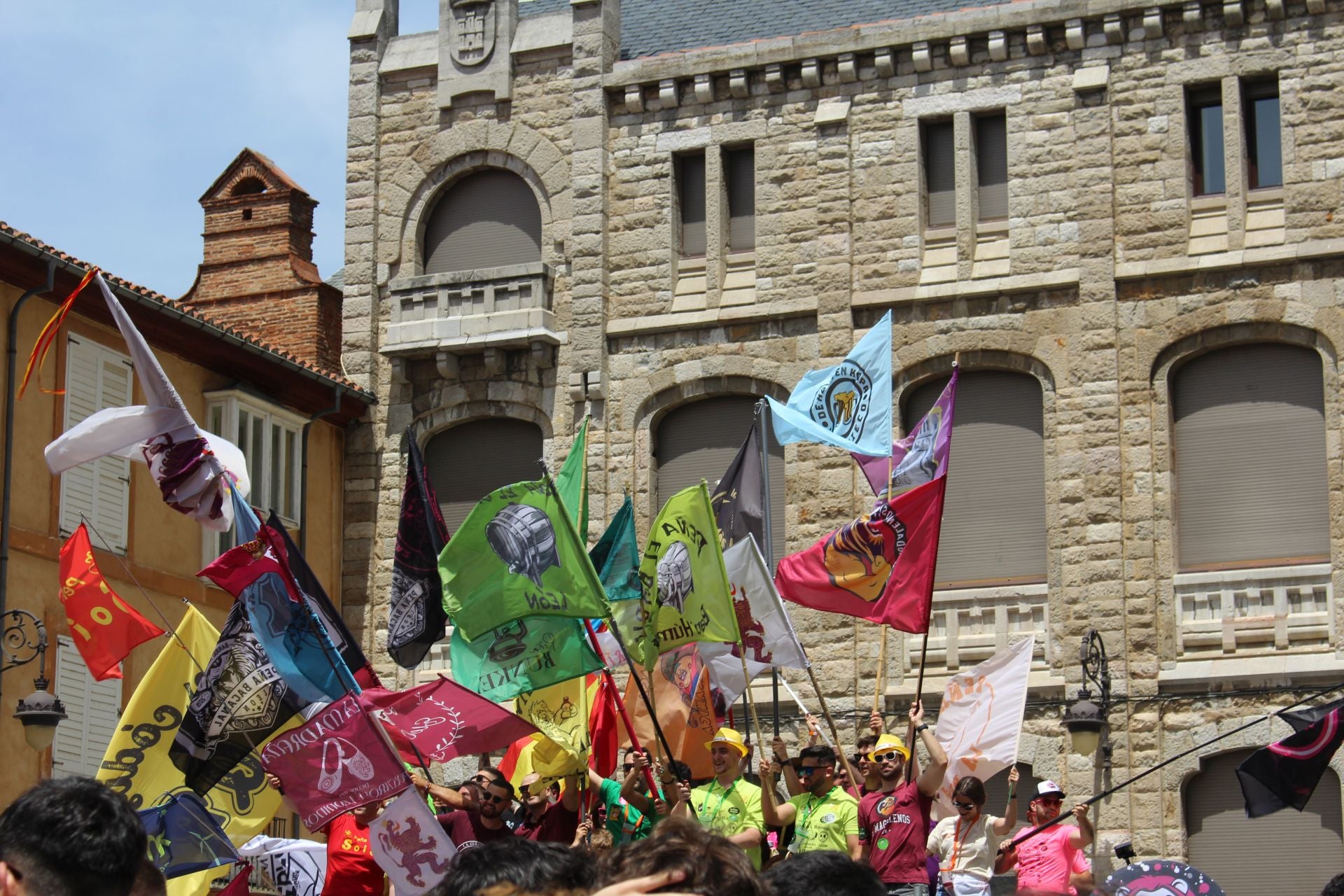 Las imágenes del desfile de peñas en León