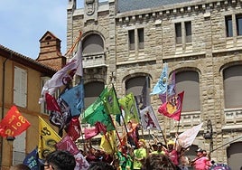 Las imágenes del desfile de peñas en León