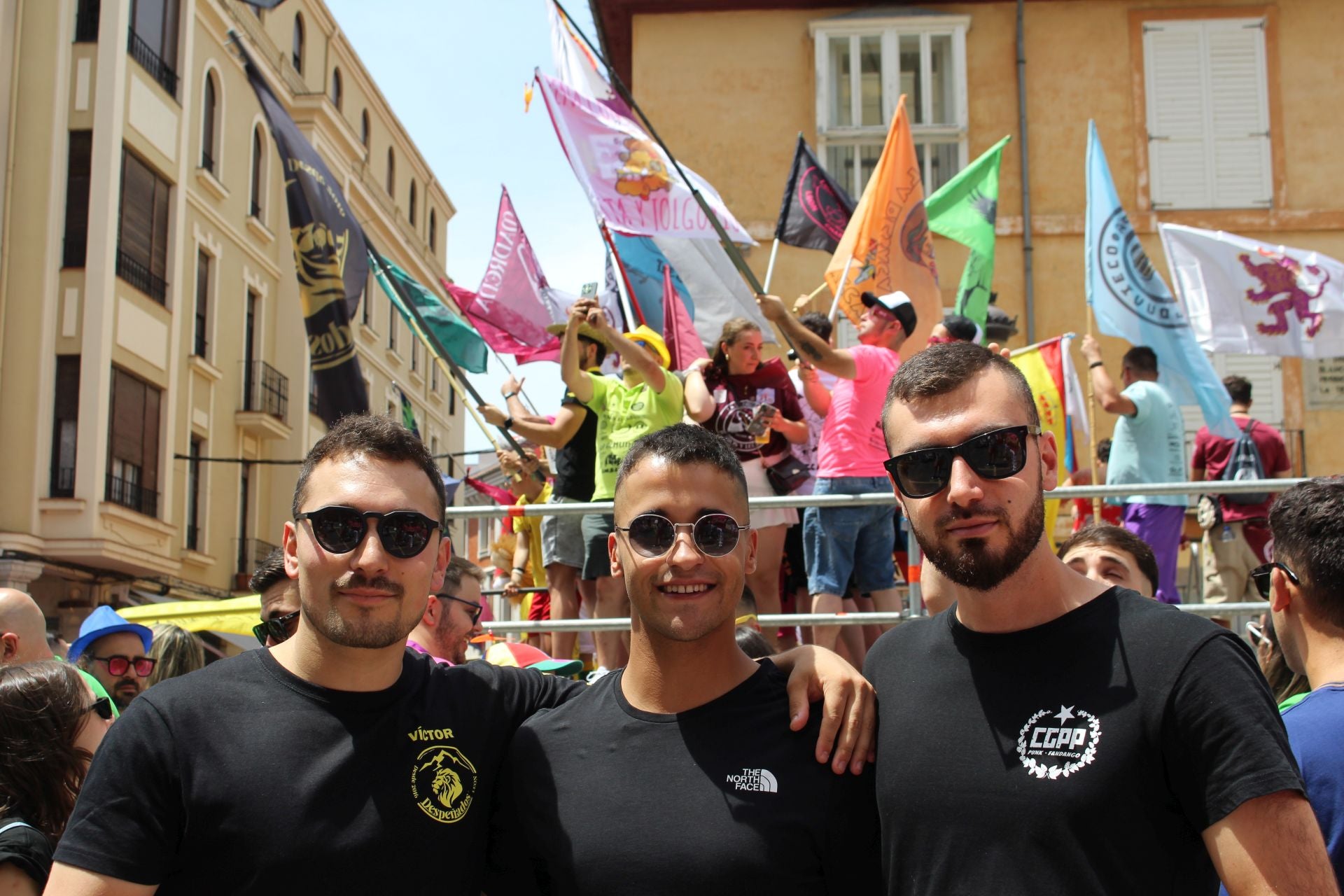 Las imágenes del desfile de peñas en León