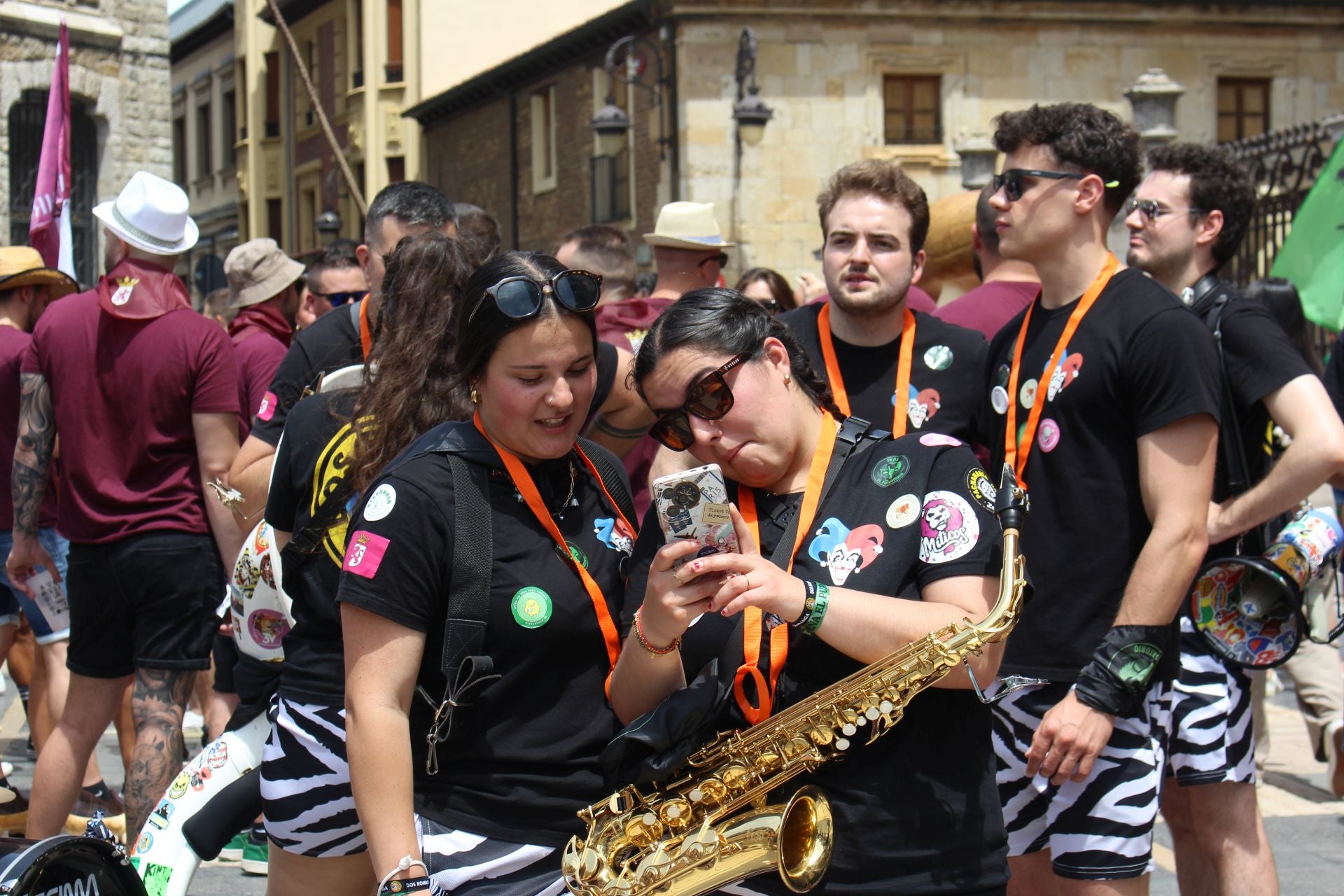 Las imágenes del desfile de peñas en León