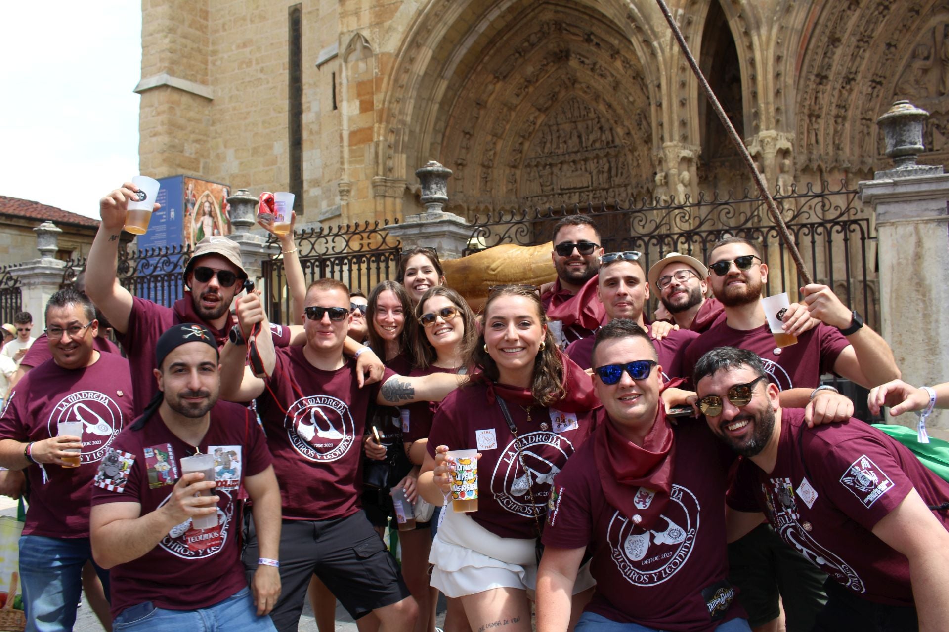 Las imágenes del desfile de peñas en León