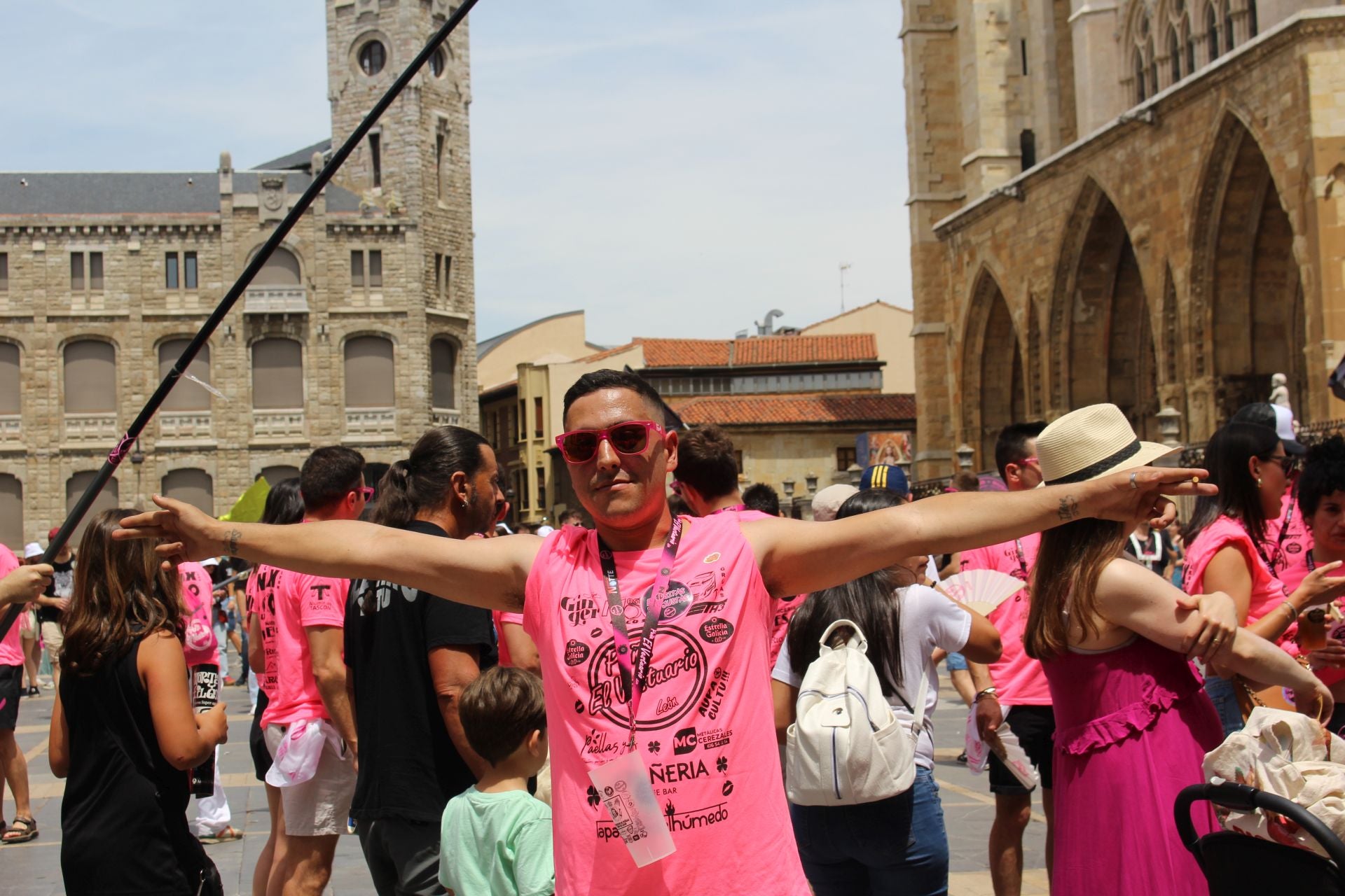 Las imágenes del desfile de peñas en León