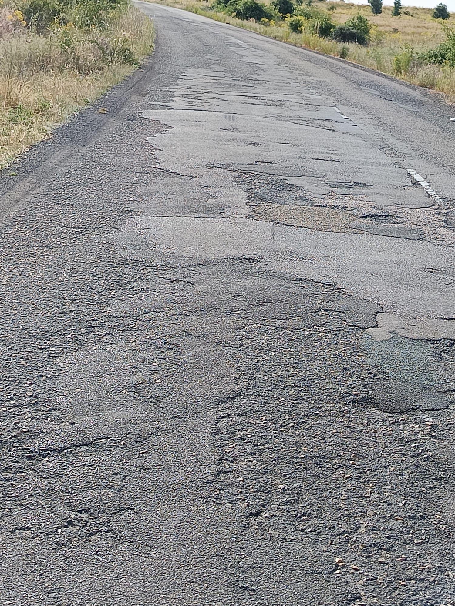 Asfalto agrietado y firme en mal estado, este es el estado de la carretera de San Miguel del Camino