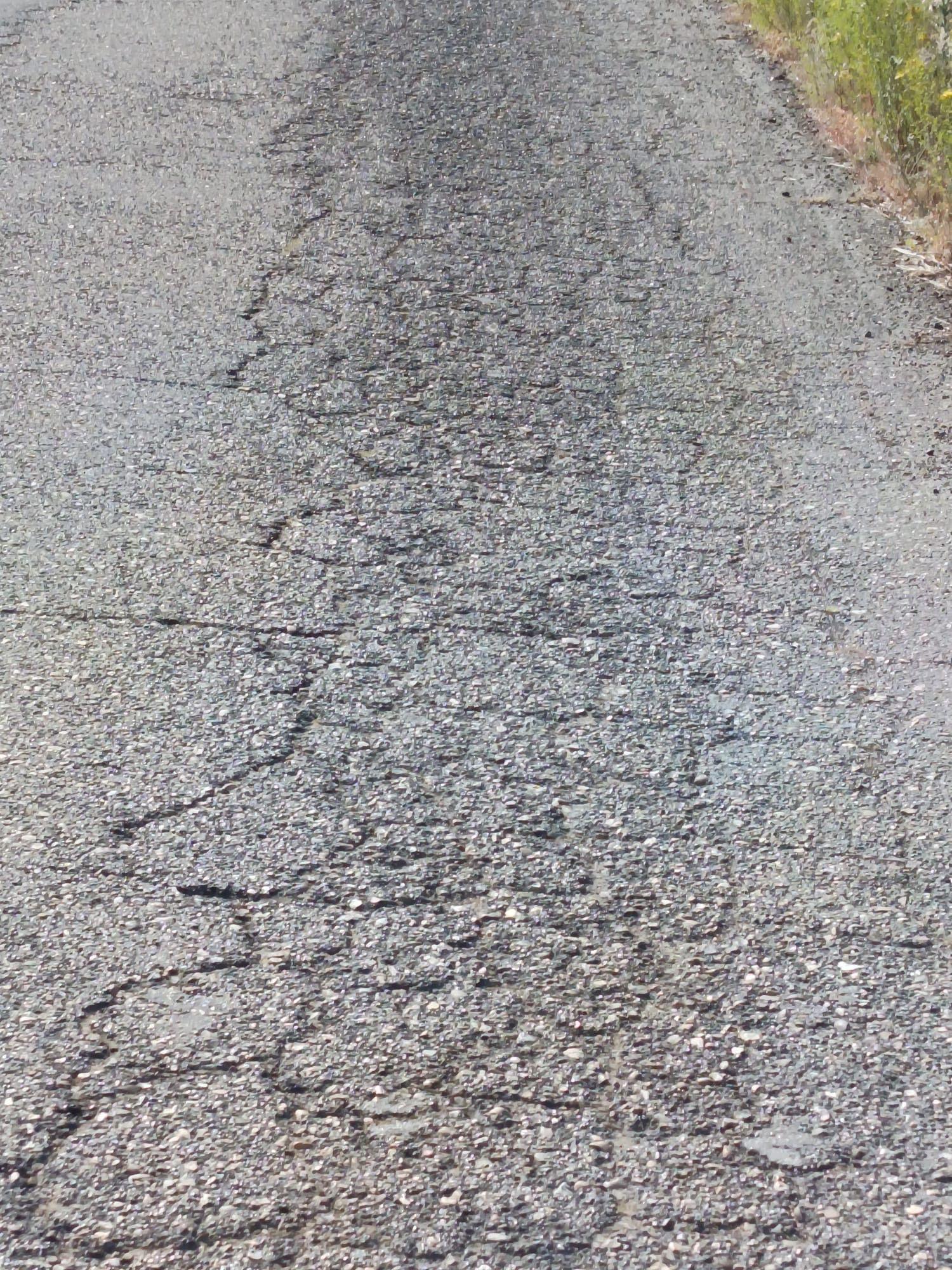 Asfalto agrietado y firme en mal estado, este es el estado de la carretera de San Miguel del Camino