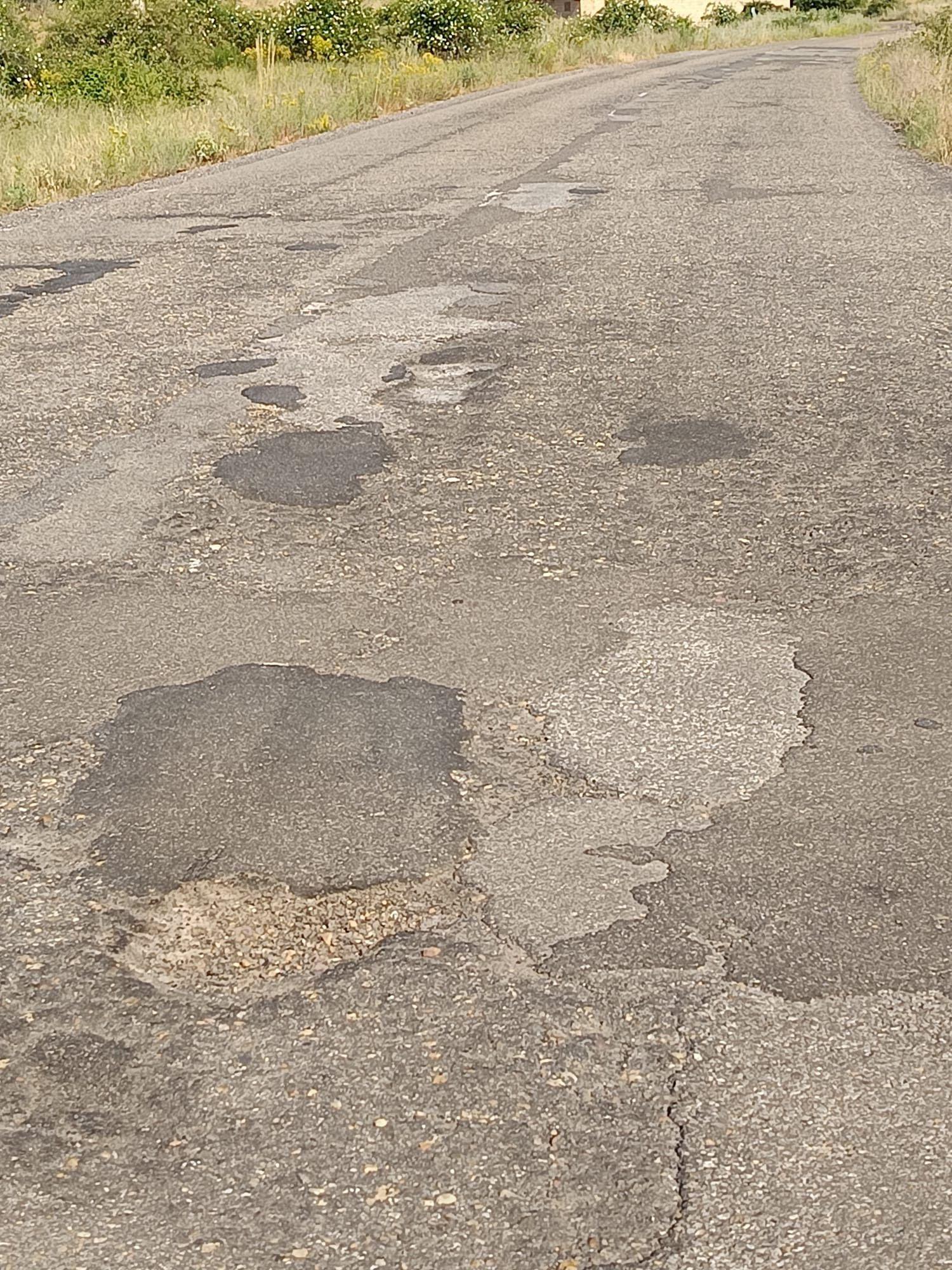 Asfalto agrietado y firme en mal estado, este es el estado de la carretera de San Miguel del Camino