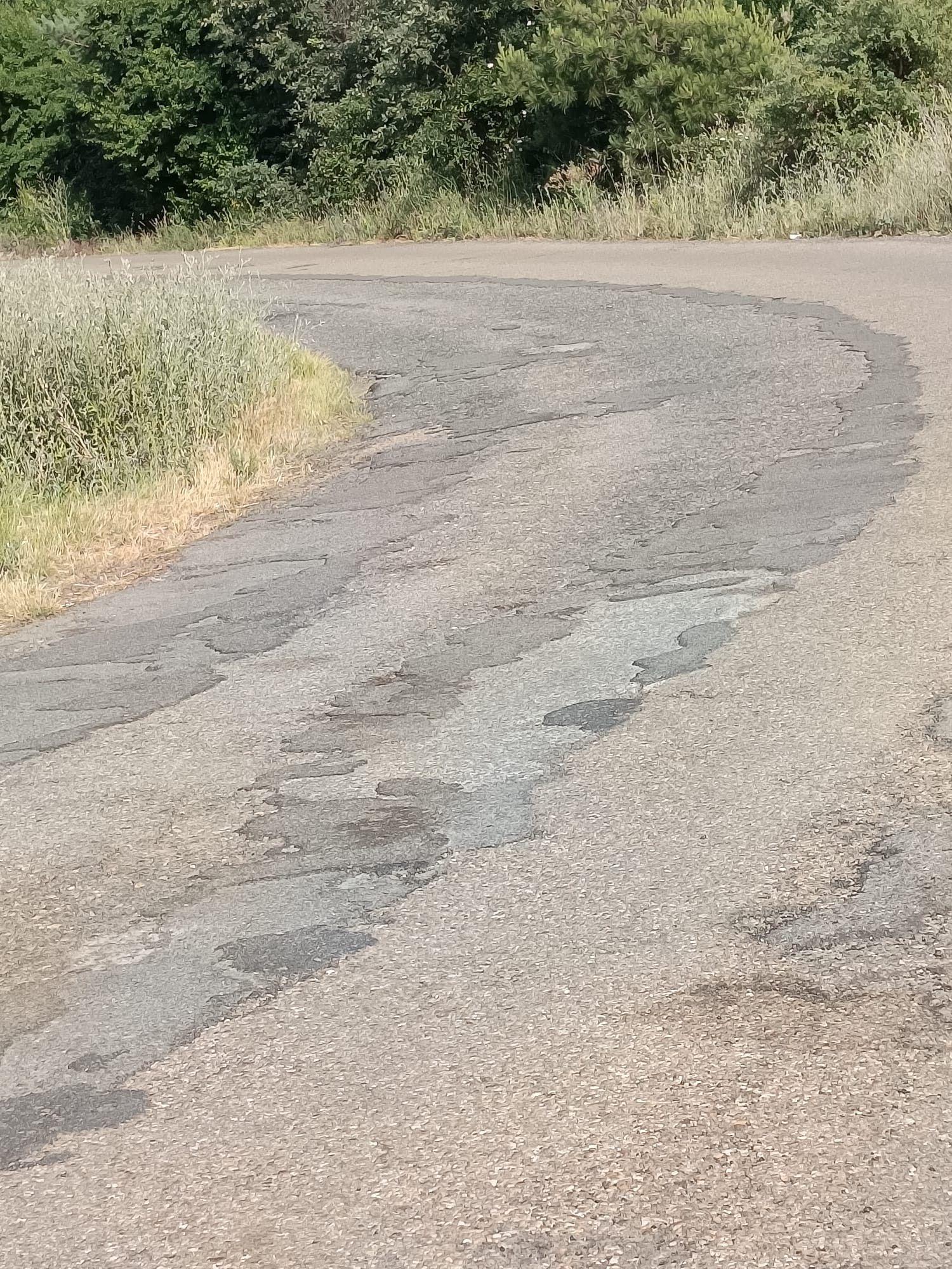 Asfalto agrietado y firme en mal estado, este es el estado de la carretera de San Miguel del Camino