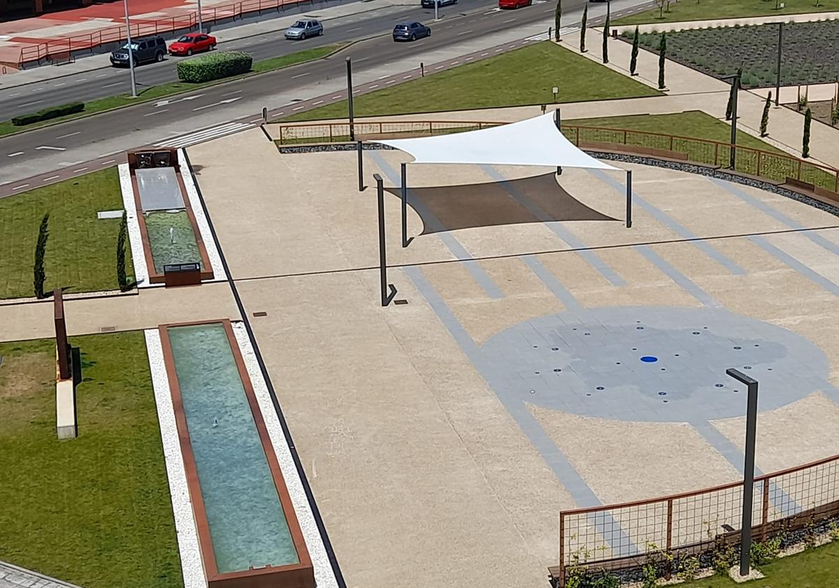 Imagen principal - Denuncian el uso como piscina de las fuentes ornamentales del parque de las Tierras Leonesas