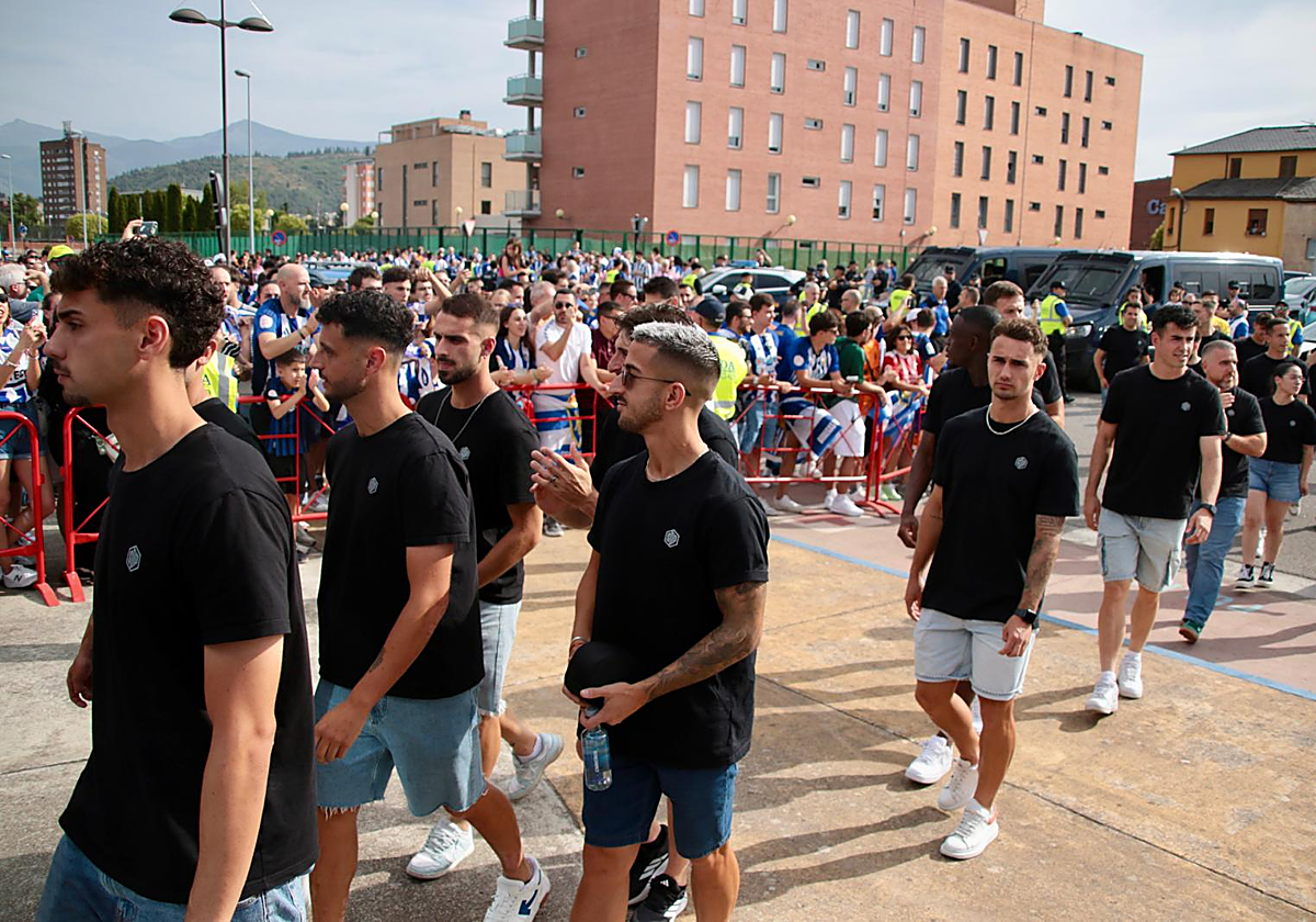 Los jugadores de la Deportiva llegan a El Toralín