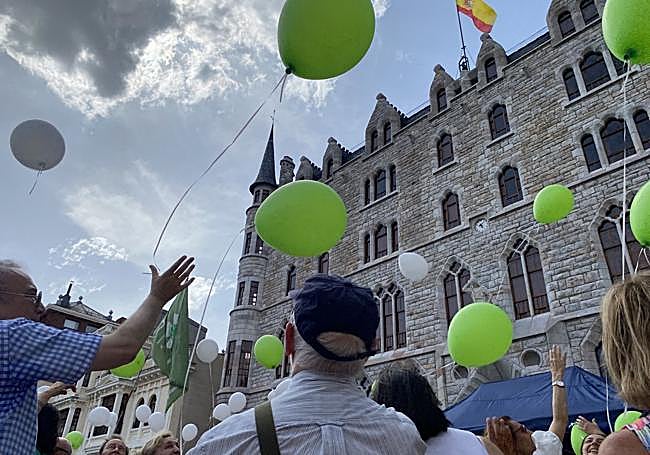Al final del acto, los asistenten tsoltaron unos globos verdes, que representan la esperanza.