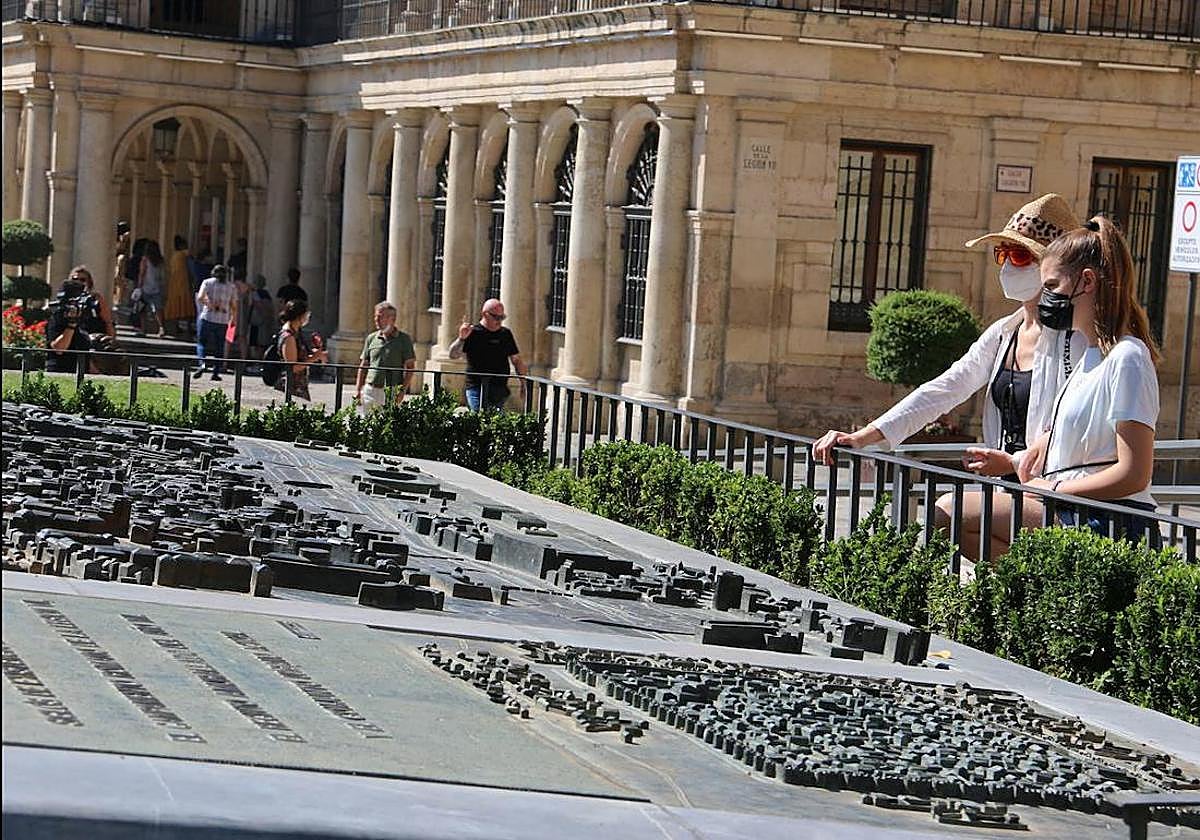 Turistas extranjeros en León.