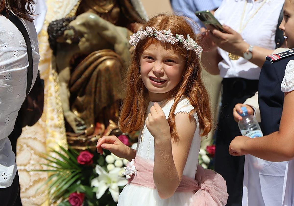 Una niña con su vestido de Primera Comunión.