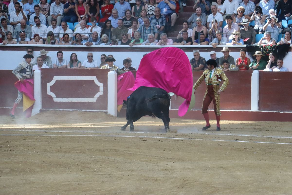 Puerta grande para Morante y El Fandi en León, mientras que Cayetano se despide en silencio