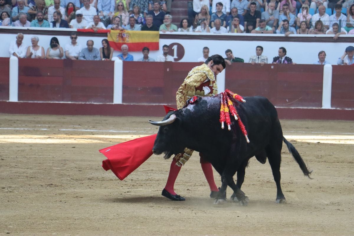Puerta grande para Morante y El Fandi en León, mientras que Cayetano se despide en silencio