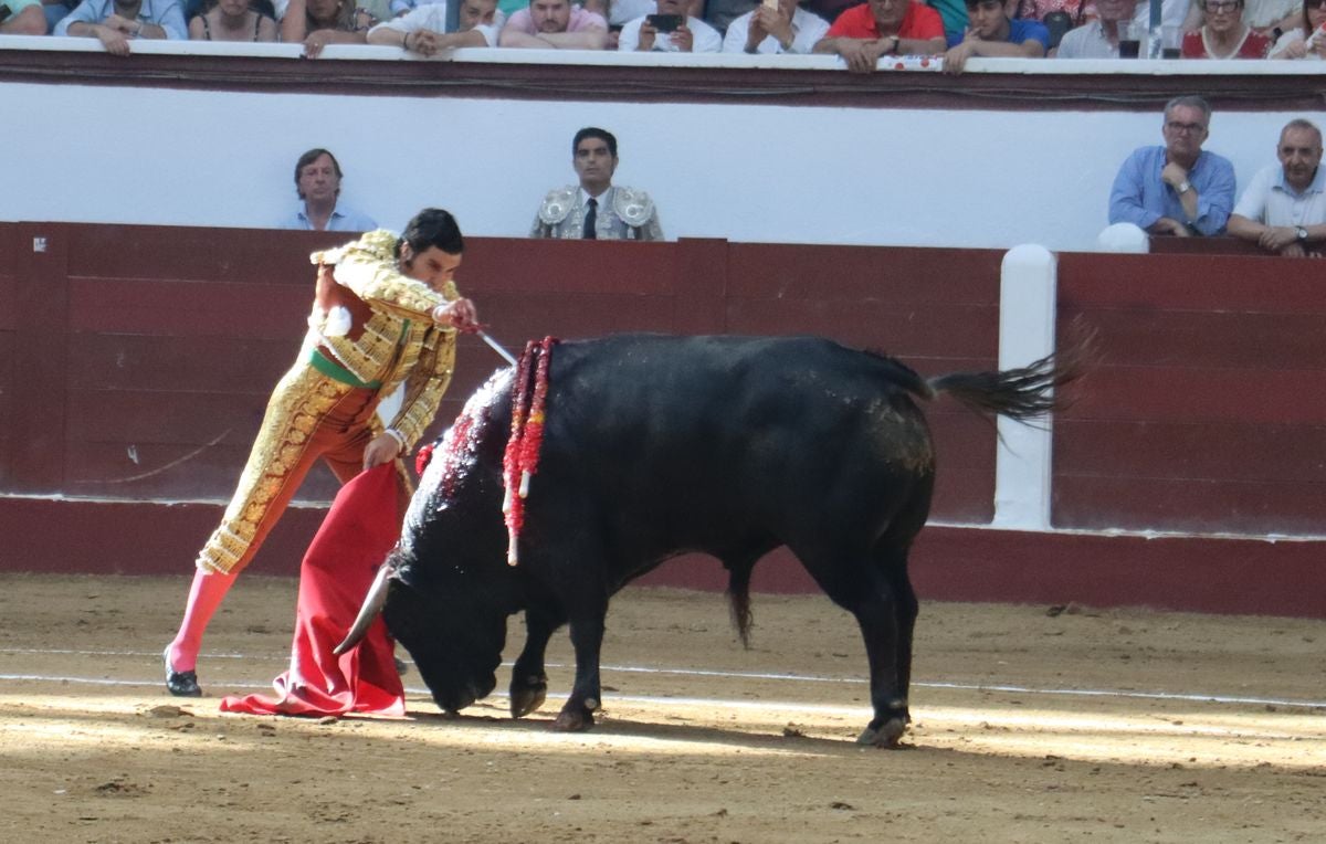 Puerta grande para Morante y El Fandi en León, mientras que Cayetano se despide en silencio