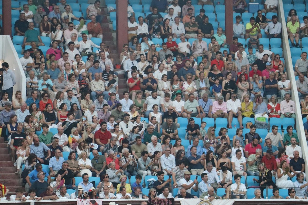 Puerta grande para Morante y El Fandi en León, mientras que Cayetano se despide en silencio