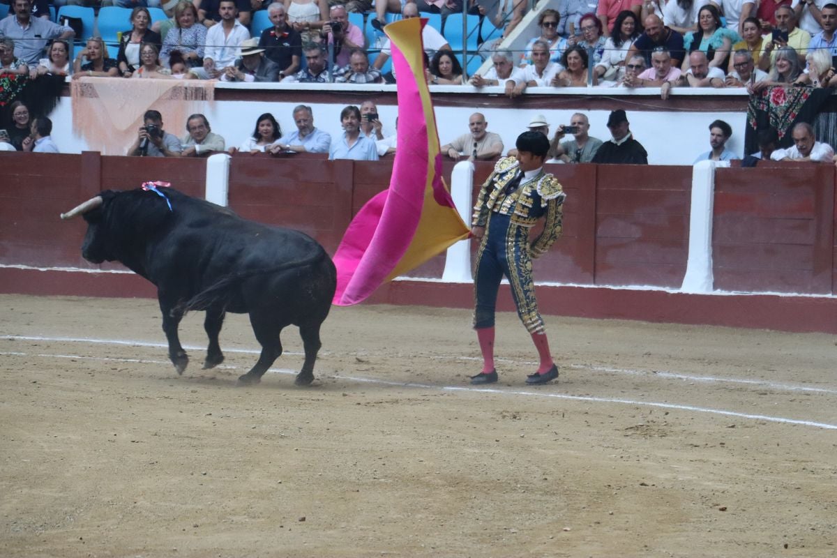 Puerta grande para Morante y El Fandi en León, mientras que Cayetano se despide en silencio