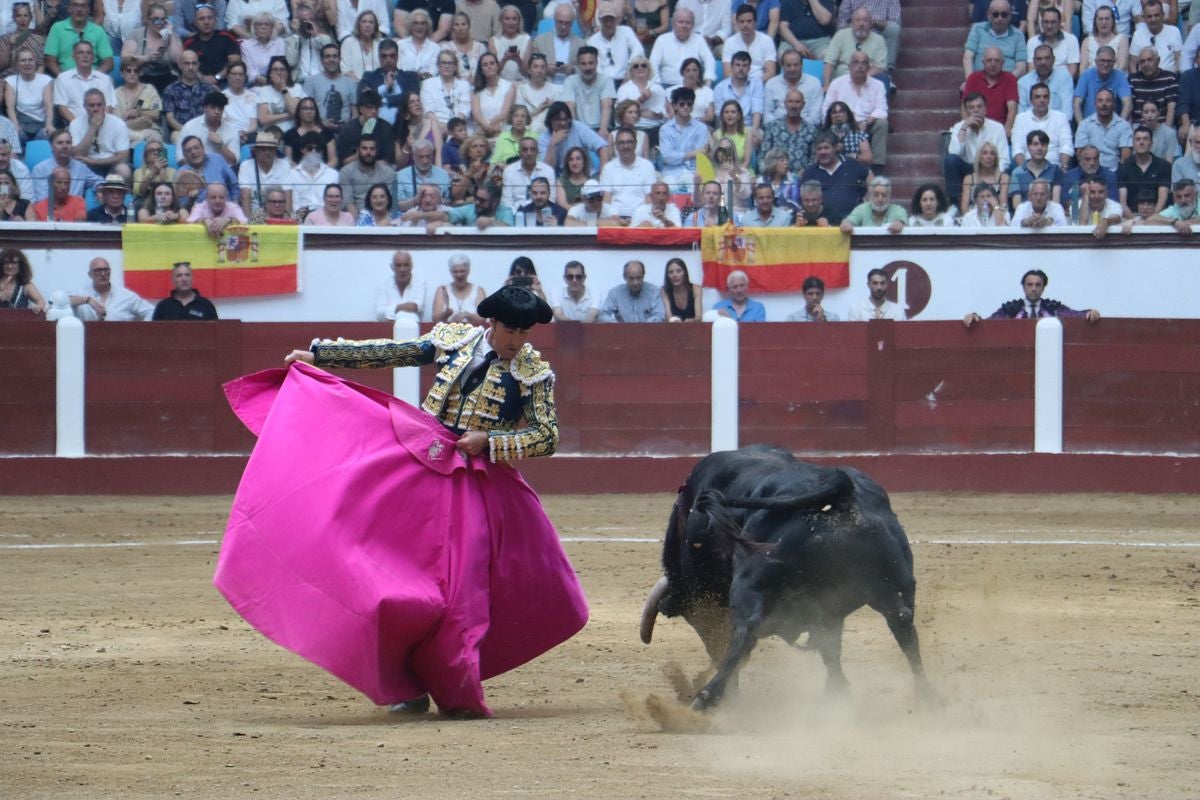Puerta grande para Morante y El Fandi en León, mientras que Cayetano se despide en silencio