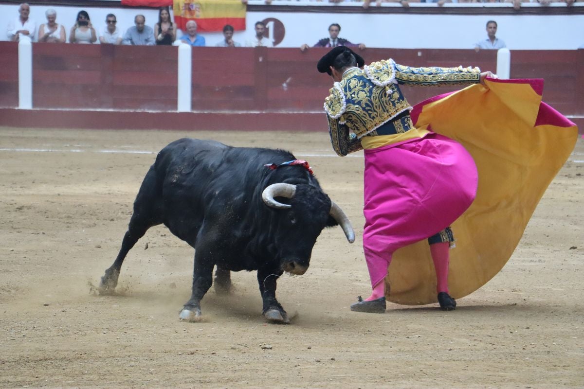 Puerta grande para Morante y El Fandi en León, mientras que Cayetano se despide en silencio