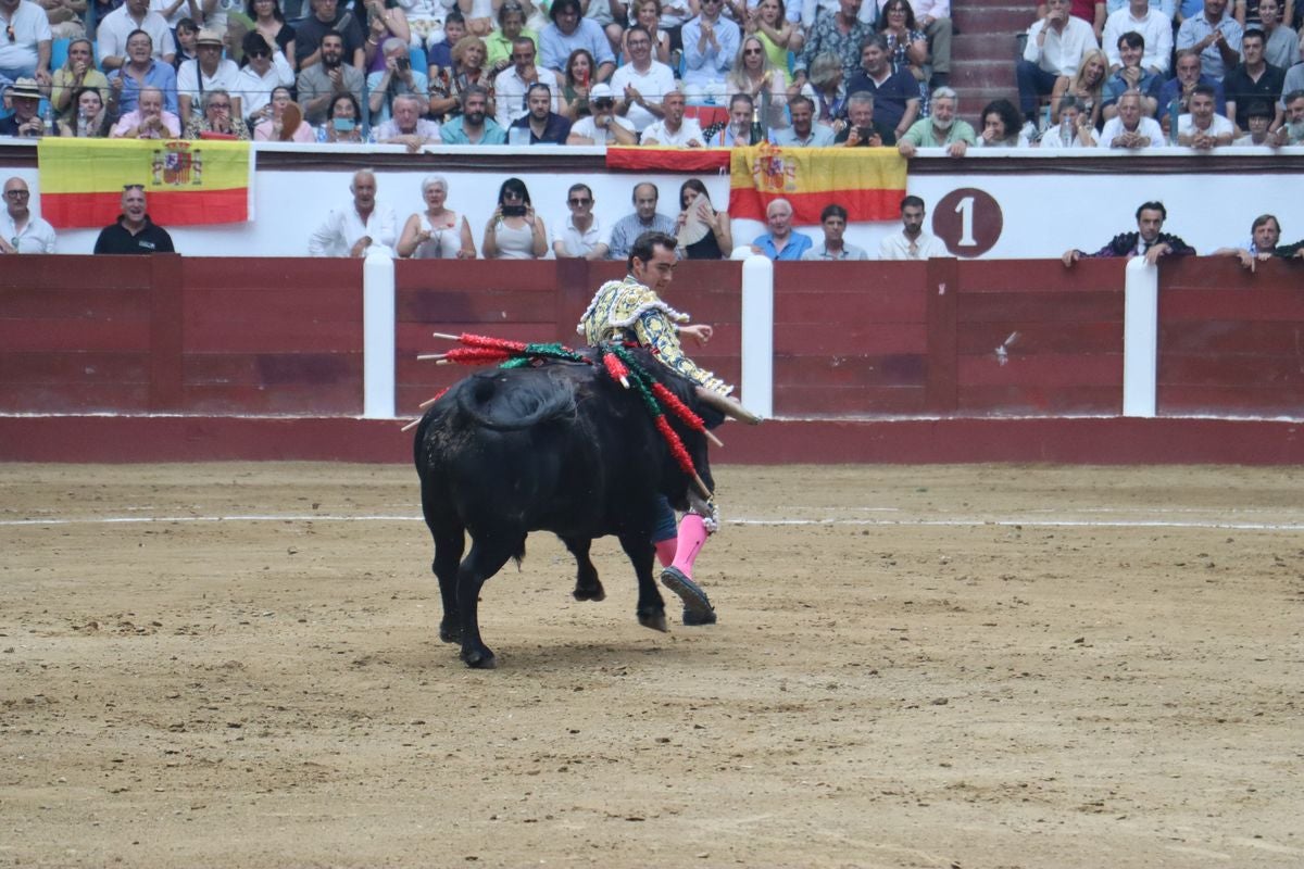 Puerta grande para Morante y El Fandi en León, mientras que Cayetano se despide en silencio