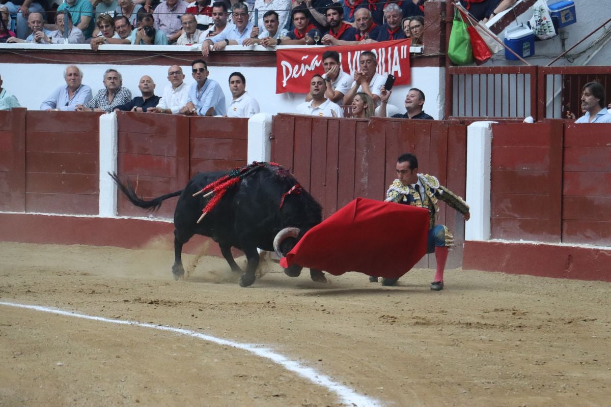 Puerta grande para Morante y El Fandi en León, mientras que Cayetano se despide en silencio