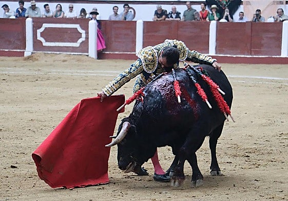 El Fandi durante su primera faena.