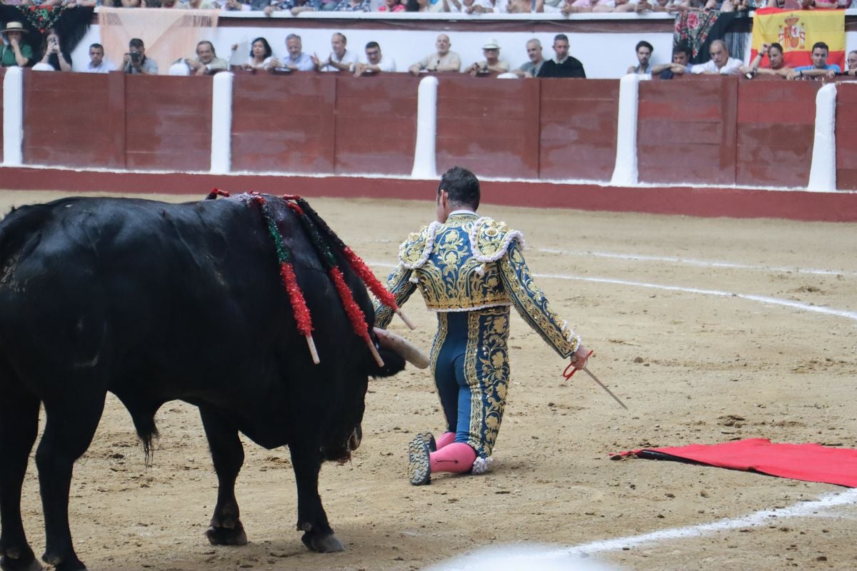 Puerta grande para Morante y El Fandi en León, mientras que Cayetano se despide en silencio