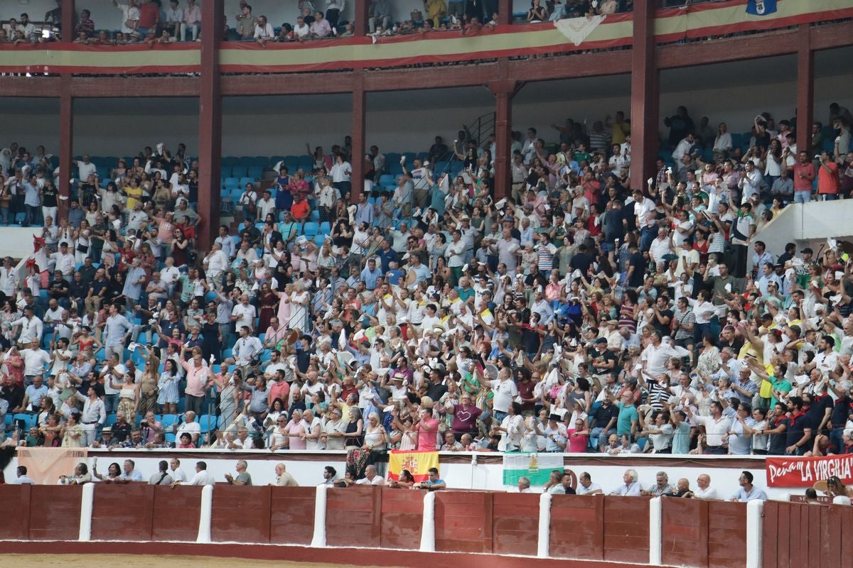 Puerta grande para Morante y El Fandi en León, mientras que Cayetano se despide en silencio