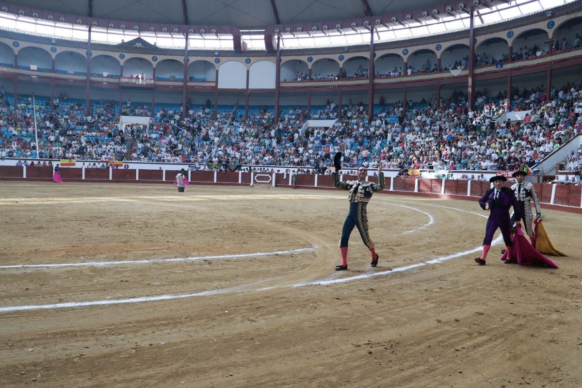 Puerta grande para Morante y El Fandi en León, mientras que Cayetano se despide en silencio