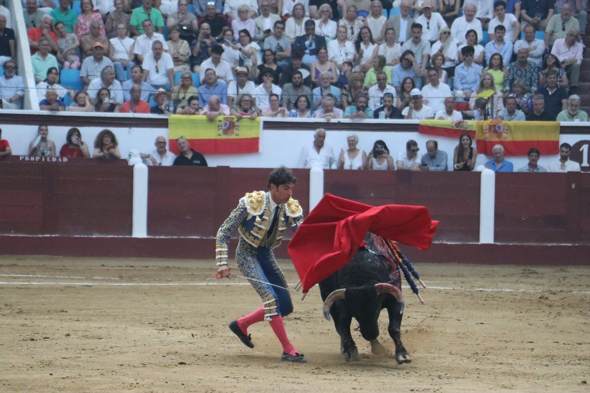 Puerta grande para Morante y El Fandi en León, mientras que Cayetano se despide en silencio