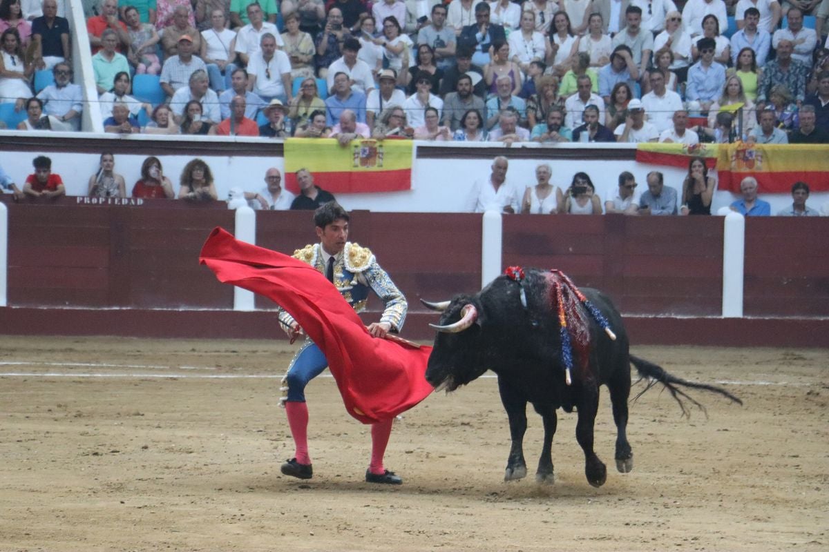 Puerta grande para Morante y El Fandi en León, mientras que Cayetano se despide en silencio
