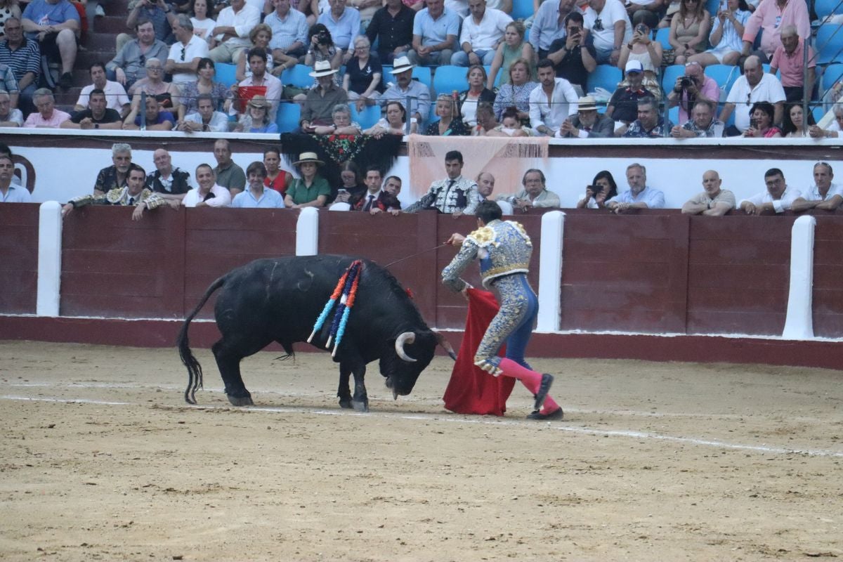 Puerta grande para Morante y El Fandi en León, mientras que Cayetano se despide en silencio