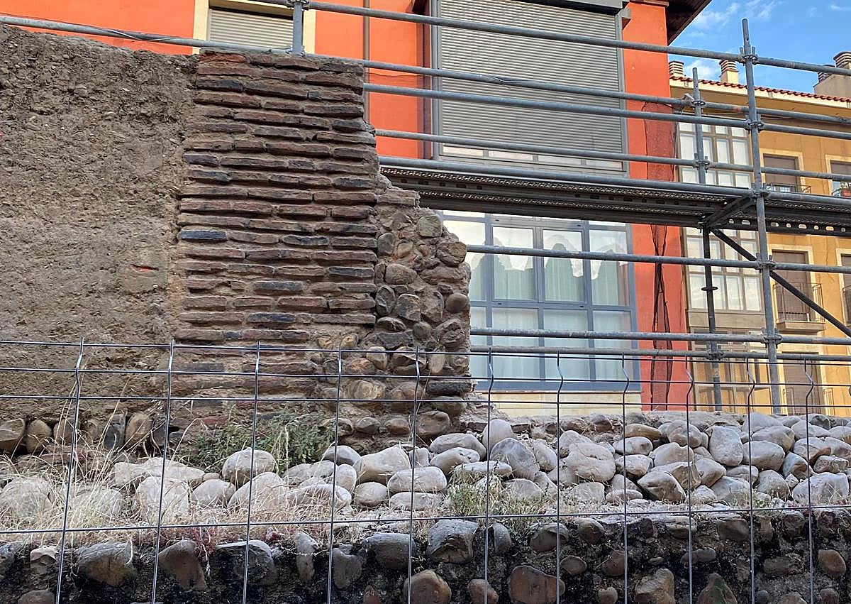 Imagen secundaria 1 - Arrancan un año después los trabajos de mejora de la muralla en Las Cercas