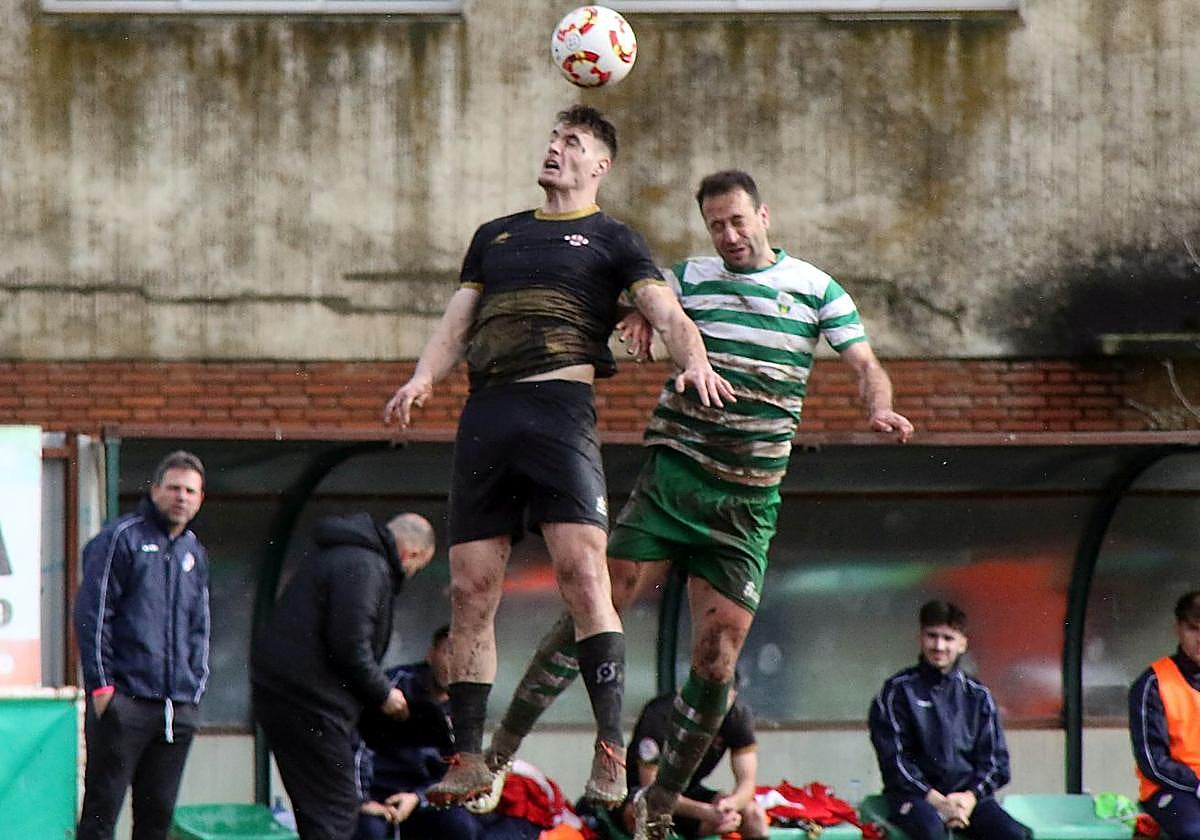 Un jugador del Atlético Bembibre pugna un balón en el derbi ante La Virgen.