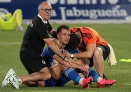 Carrique es consolado por miembros del cuerpo técnico tras el choque ante el Andorra.