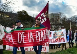 Manifestación para pedir la reapertura de la Ruta de la Plata en Pola de Lena.