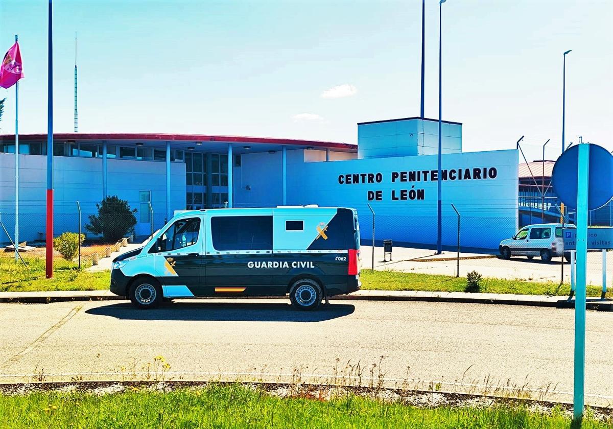 Furgón de la Guardia Civil en el centro penitenciario.