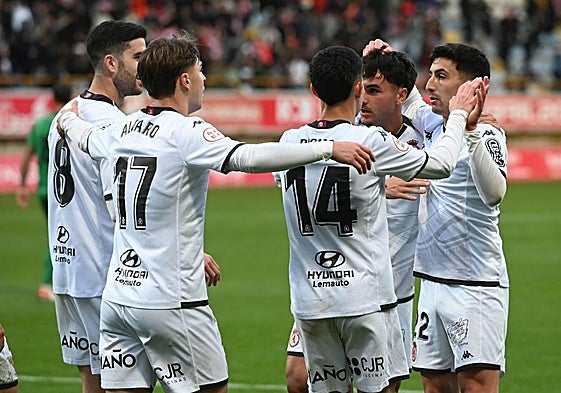 Los jugadores de la Cultural celebran un gol.