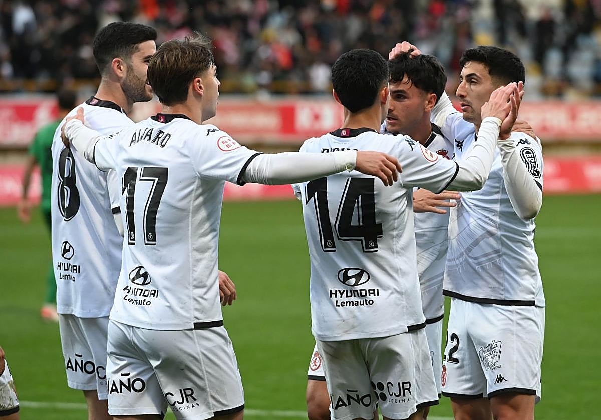 Los jugadores de la Cultural celebran un gol.