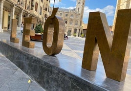 Letras de León ubicadas en la plaza de Regla.