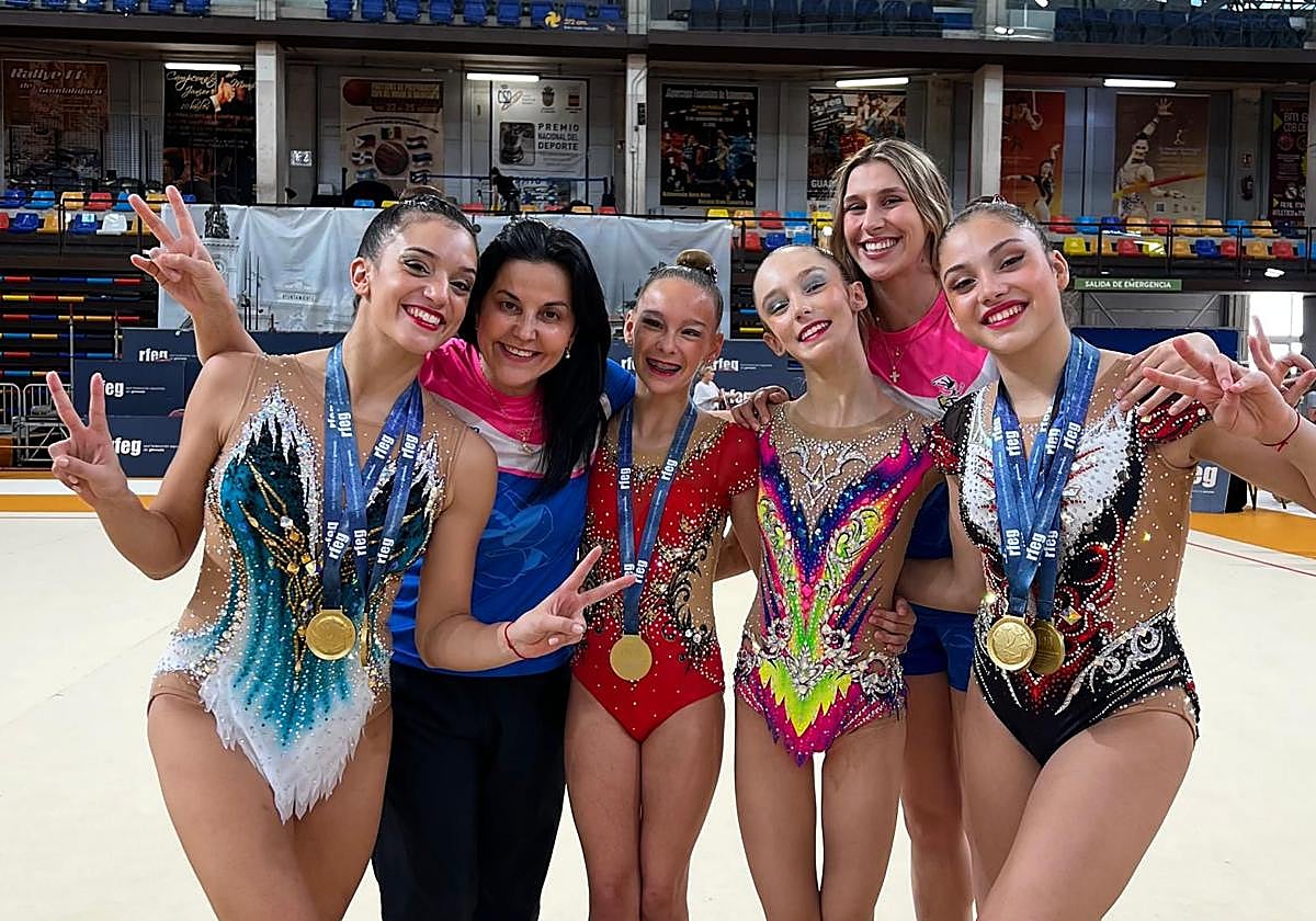 Las gimnastas leonesas con sus oros al cuello.